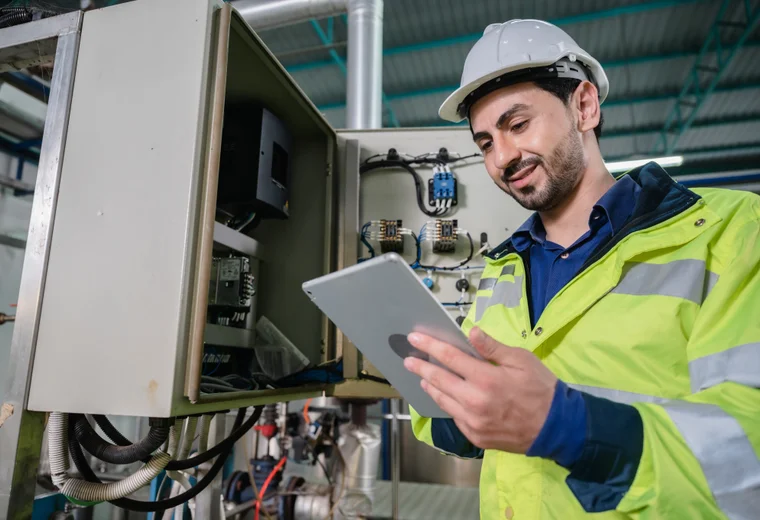 Ein Servicetechniker prüft Anlagen vor Ort