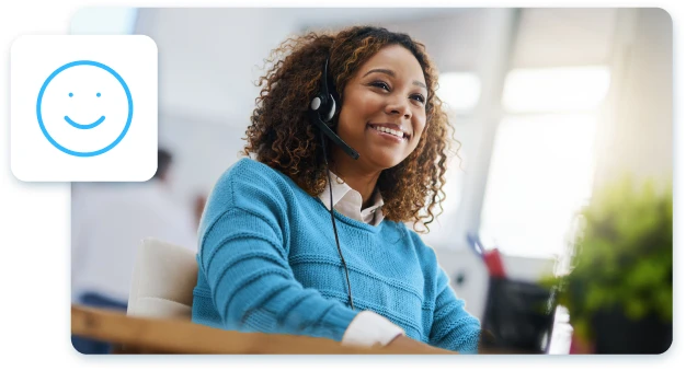 Eine Customer Success Managerin mit Headset lächelt während eines Kundengesprächs